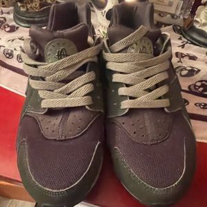 Nike Huaraches 7y or 8.5w Army Green